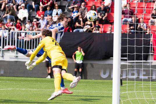 IFK Göteborgs Kolbeinn Thordarson nickar in 1-0 för IFK