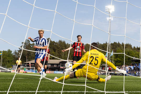 IFK Göteborgs Max Fenger, utmanar Brommapojkarnas målvakt