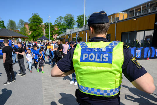 En supporterpolis utanför Studenternas
