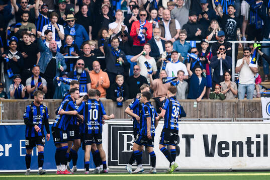 Sirius Isak Bjerkebo jublar med lagkamrater