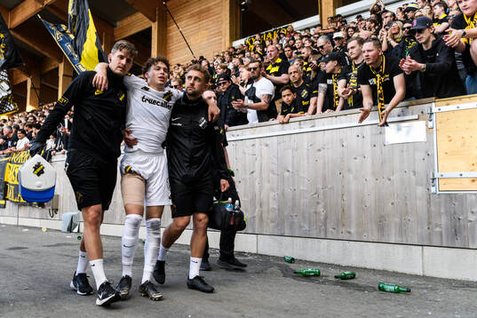 AIKs Victor Goncalves Andersson lämnar planen med skada