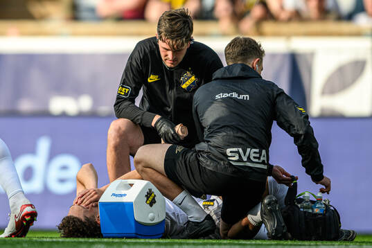 AIKs Victor Goncalves Andersson har ont