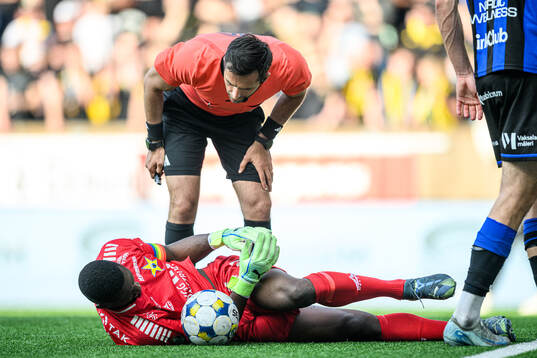 Sirius målvakt Ismael Diawara och Domare Granit Maqedonci
