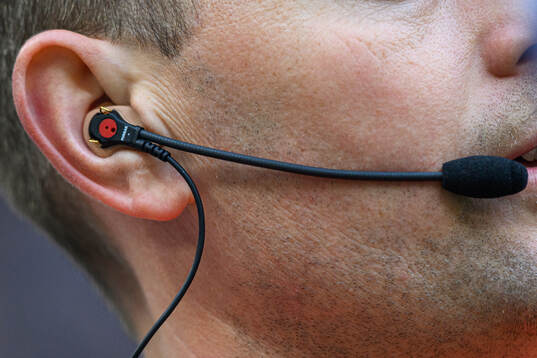 En domare med headset