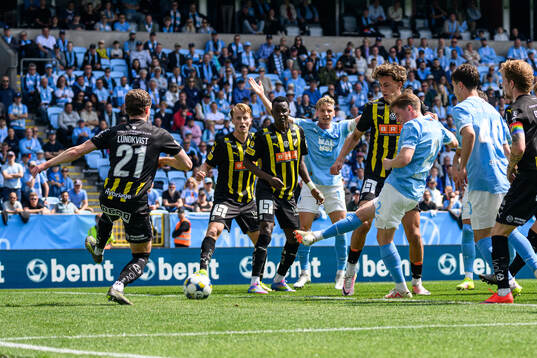 Malmö FFs Johan Karlsson gör 1-0