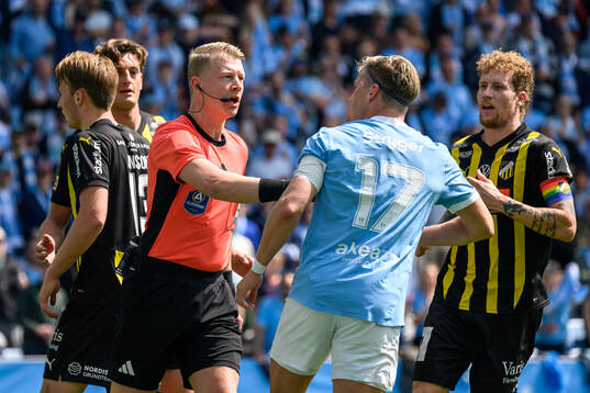 Domare Adam Ladebäck och Malmö FFs Jens Stryger Larsen