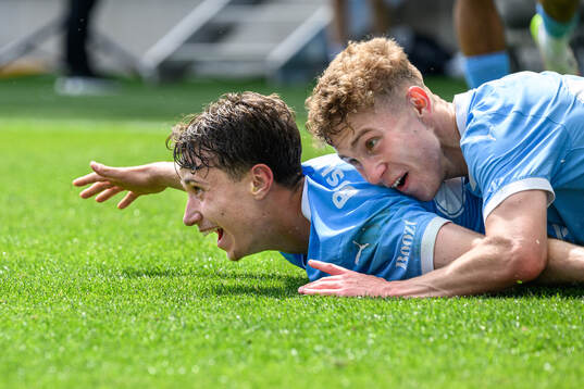Malmö FFs Kenan Busuladzic och Hugo Bolin jublar