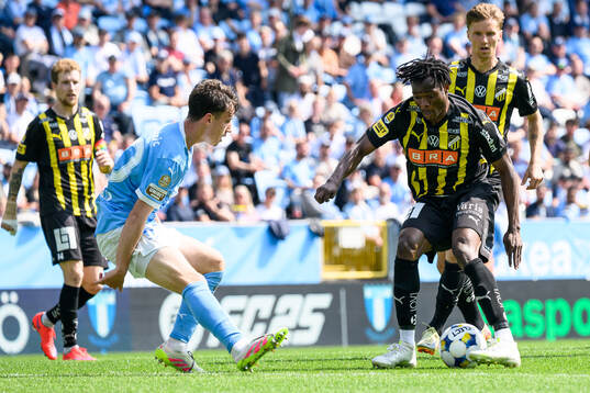 Malmö FFs Kenan Busuladzic och Häckens Severin Nioule