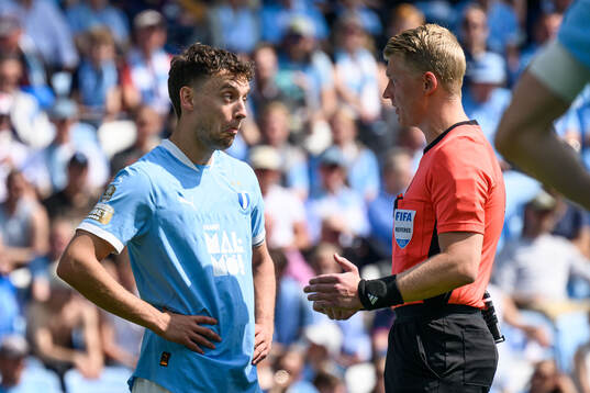 Malmö FFs Colin Rösler i samtal med Domare Adam Ladebäck