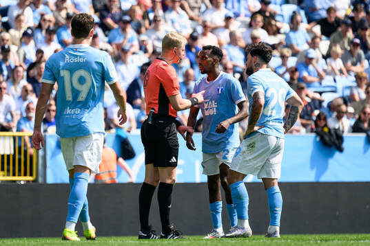 Domare Adam Ladebäck i samtal med och Malmö FFs Taha Ali