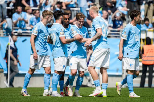 Malmö FFs Johan Karlsson jublar med lagkamrater