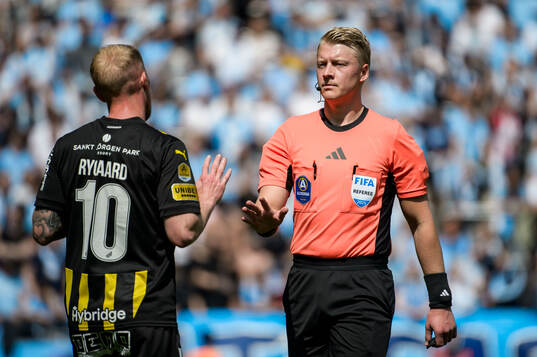 Häckens Mikkel Rygaard Jensen och Domare Adam Ladebäck