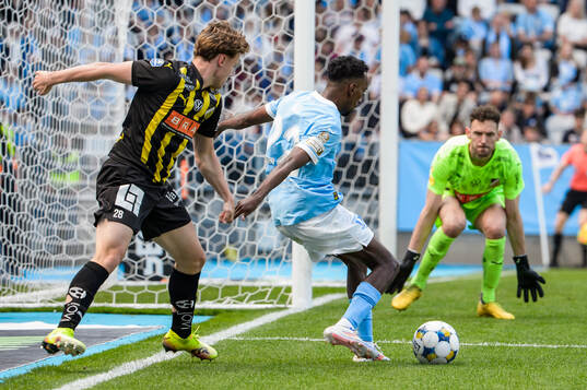 Malmö FFs Taha Ali och Häckens målvakt Etrit Berisha