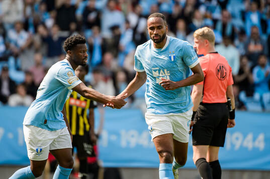Malmö FFs Emmanuel Ekong och Isaac Thelin jublar