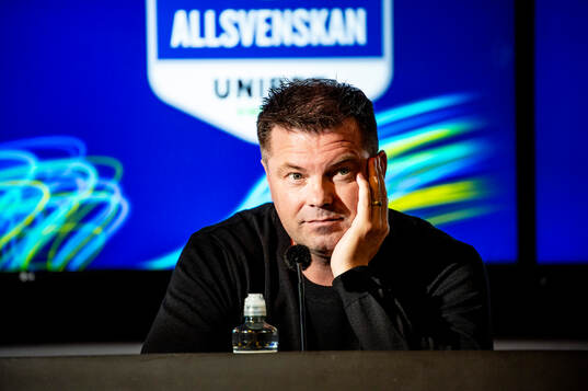Häckens tränare Jens Gustafsson på en presskonferens