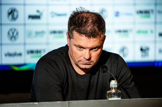 Häckens tränare Jens Gustafsson på en presskonferens
