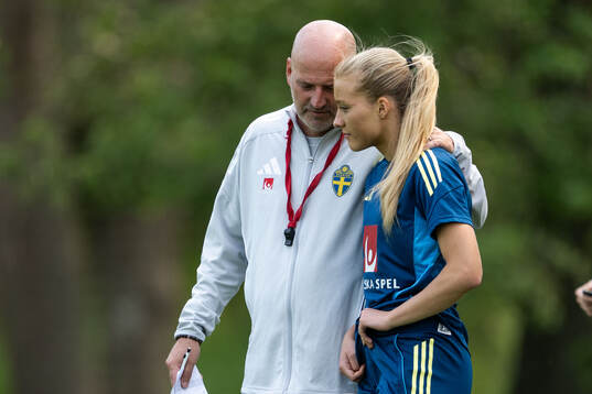 Assistant coach Magnus Wikman and Smilla Holmberg of the
