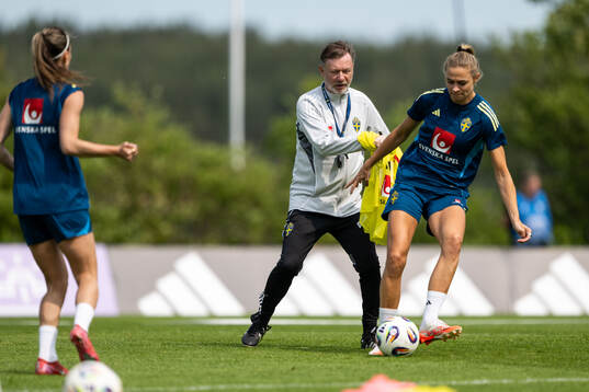 Head coach Peter Gerhardsson and Fridolina Rolfö of the