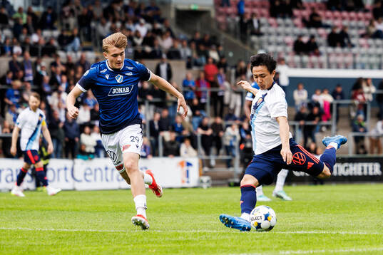 Halmstads Ludvig Arvidsson och Djurgårdens Keita Kosugi