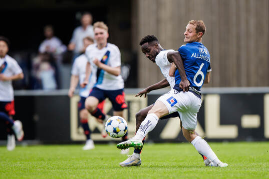 Djurgårdens Tokmac Nguen och Halmstads Joel Allansson