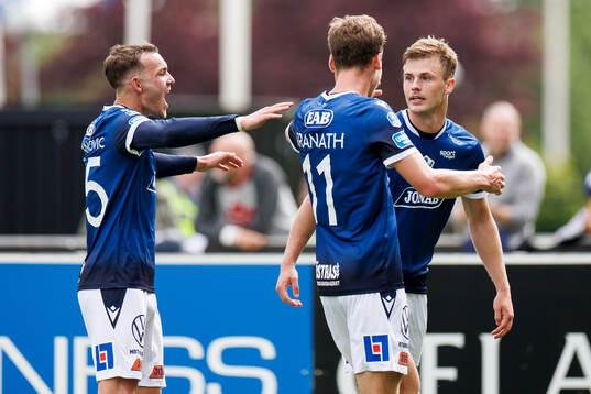 Halmstads Filip Schyberg jublar med Aleksander Damnjanovic