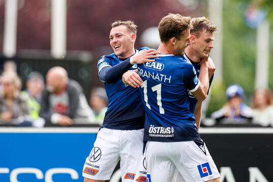 Halmstads Filip Schyberg jublar med Aleksander Damnjanovic