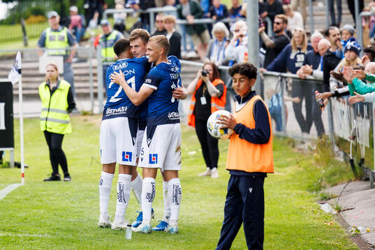 Halmstads Filip Schyberg jublar med Marcus Olsson och