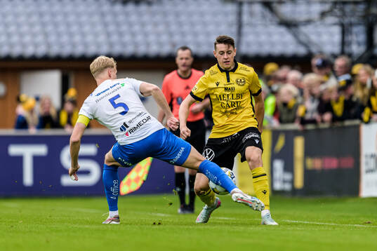 Värnamos Victor Larsson och Mjällbys Elliot Stroud