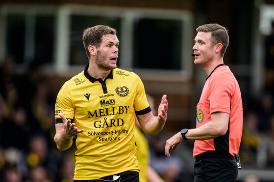 Mjällbys Jacob Bergström och domare Erik Mattsson