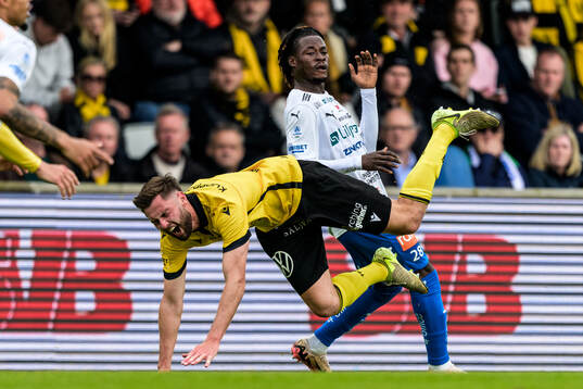 Mjällbys Axel Norén och Värnamos Frank Junior Agyei