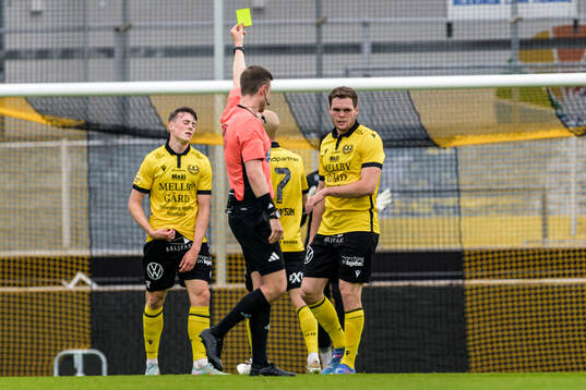 Mjällbys Jacob Bergström blir varnad av domare Erik