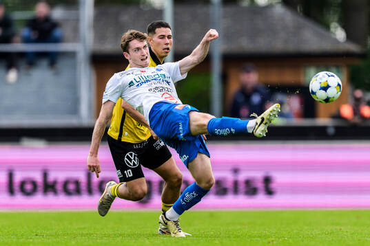 Värnamos Carl Johansson och Mjällbys Nicklas Røjkjær