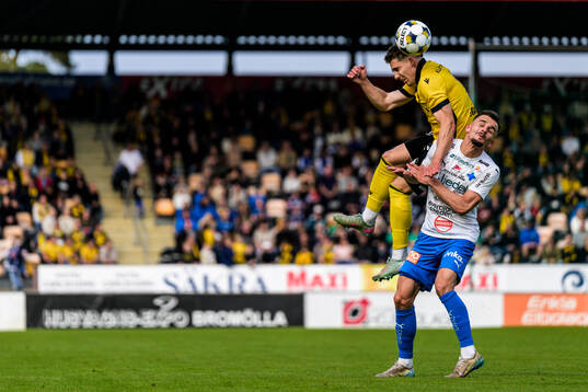 Mjällbys Timo Stavitski och Värnamos Ajdin Zeljkovic