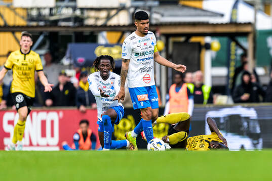 Mjällbys Abdoulie Manneh har ont