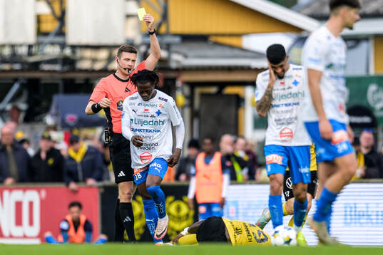 Värnamos Frank Junior Agyei blir varnad av domare Erik