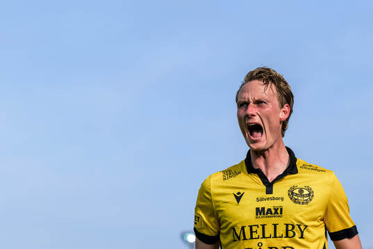 Mjällbys Alexander Johansson jublar