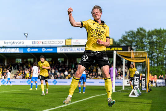 Mjällbys Alexander Johansson jublar