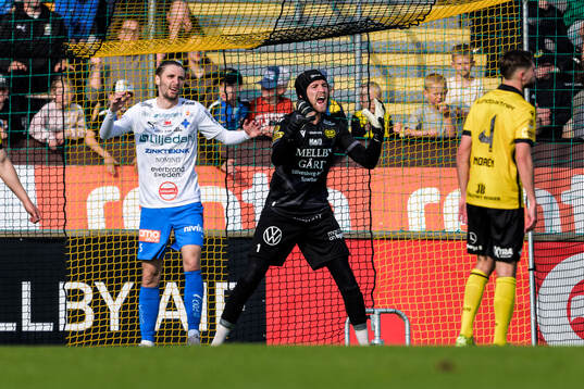 Värnamos Pawel Cibicki deppar och Mjällbys målvakt Noel