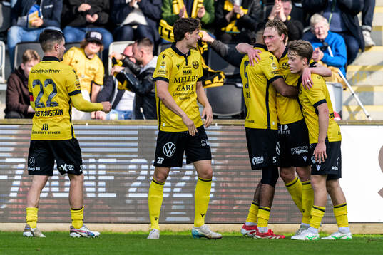 Mjällbys Alexander Johansson jublar med lagkamrater