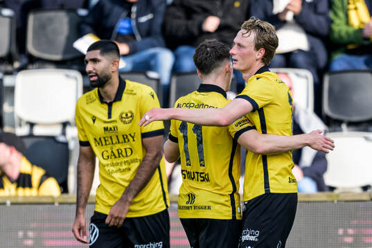 Mjällbys Alexander Johansson jublar med lagkamrater