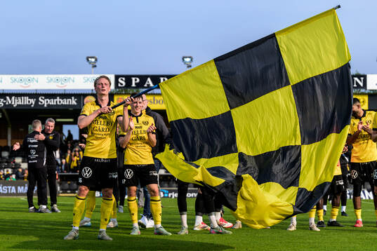 Mjällbys Alexander Johansson jublar med lagkamrater