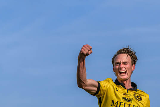 Mjällbys Alexander Johansson jublar