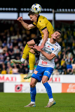 Mjällbys Timo Stavitski och Värnamos Ajdin Zeljkovic
