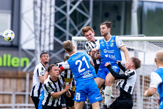 Oddevolds Erik Hedenquist nickar ett inkast