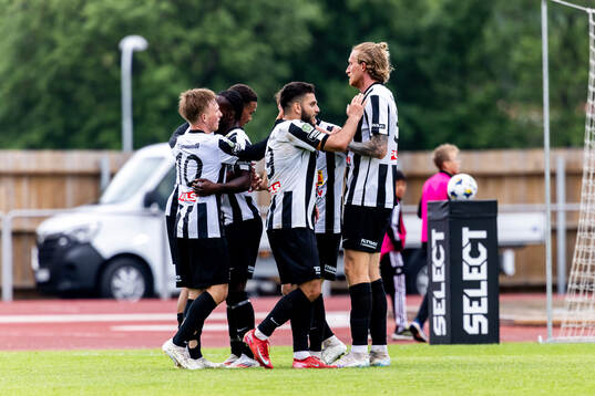 Landskronas Cameron Streete har gjort 0-2 och jublar