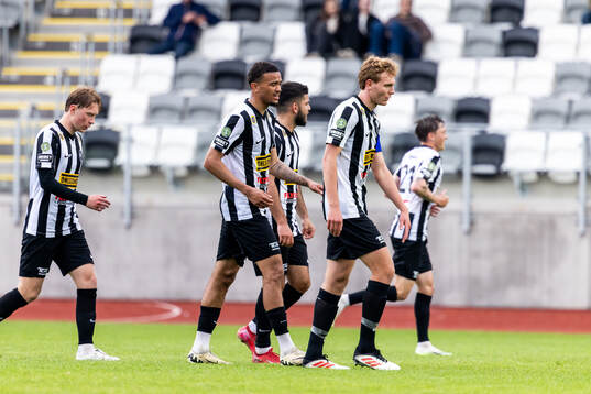 Landskronas Cameron Streete har gjort 0-1 och jublar