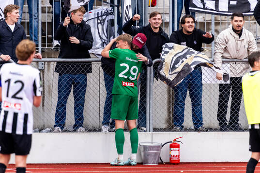 Landskronas målvakt Svante Hildeman jublar med supportrarna