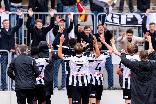 Landskronas spelare jublar med supportrarna