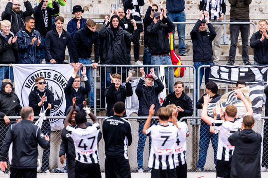 Landskronas spelare jublar med supportrarna
