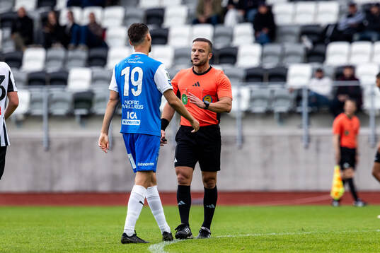 Domare Rinon Hasani pratar med Oddevolds Rasmus